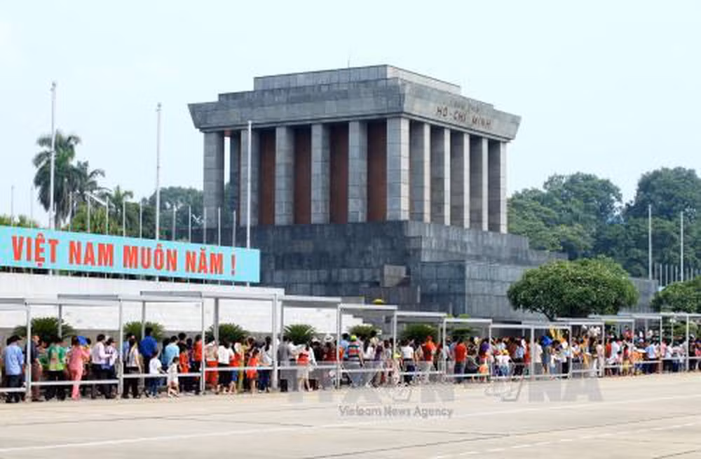 Más de 10 mil personas visitan el Mausoleo de Ho Chi Minh en ocasión de su natalicio ảnh 1