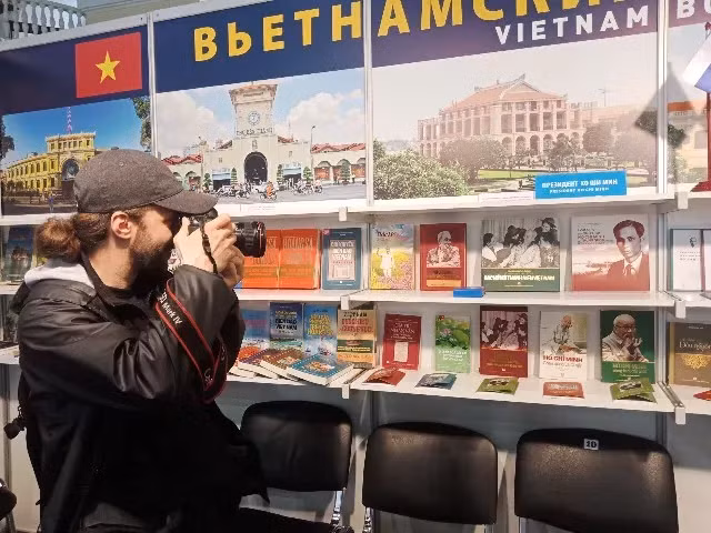 Exhiben libros sobre el presidente Ho Chi Minh y Vietnam en Rusia ảnh 1