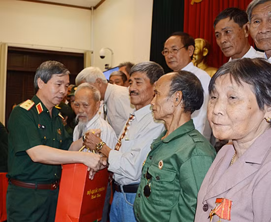 Entregan en Vietnam regalos a personas con méritos revolucionarios ảnh 1