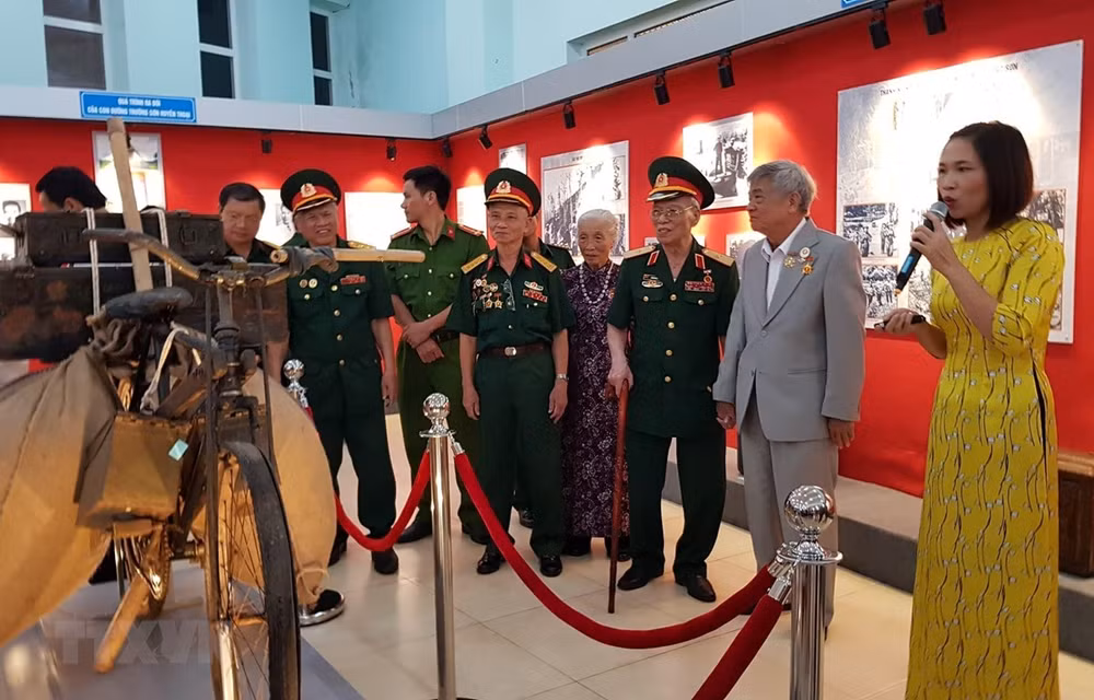 Resalta exposición en Vietnam los aportes de los combatientes de la Ruta Truong Son ảnh 1