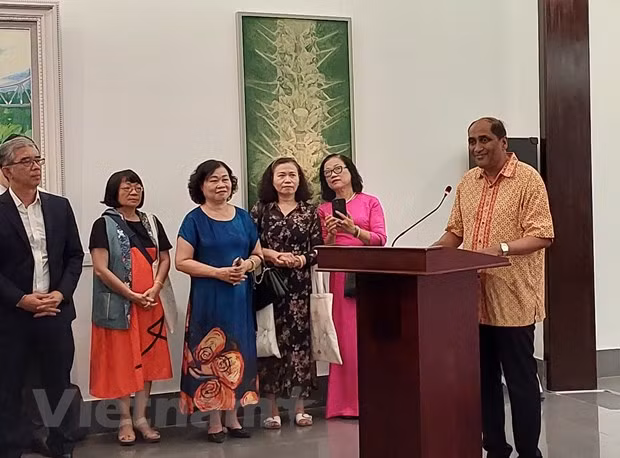 Celebran con obras de arte aniversario de nexos diplomáticos de Vietnam y Singapur ảnh 2