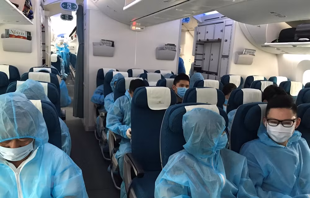 Casi 450 ciudadanos vietnamitas regresan de Corea del Sur ảnh 1