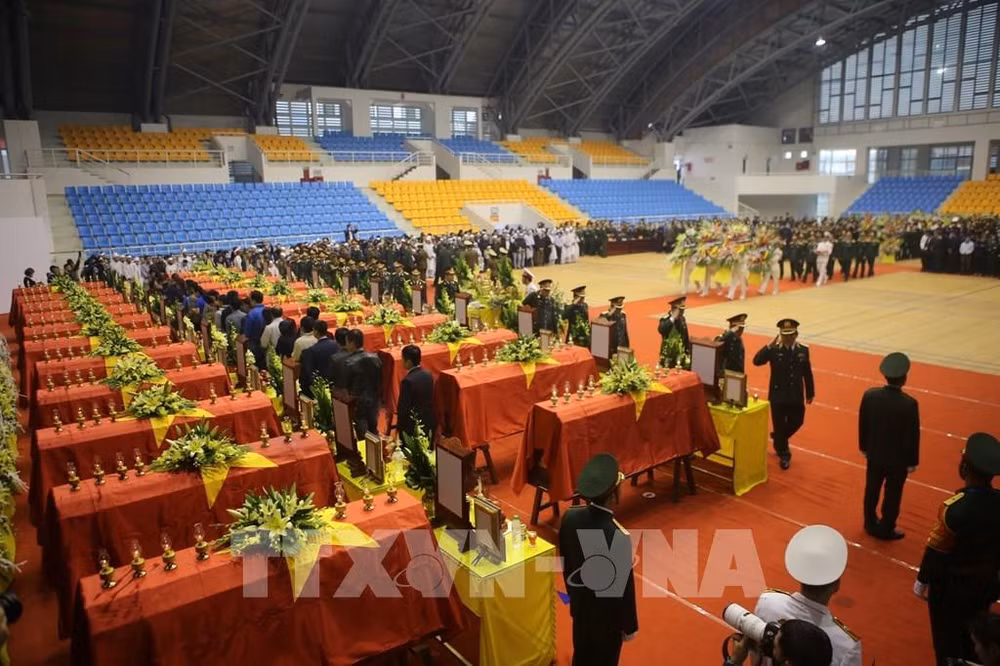 Realizan actos fúnebres de 22 soldados fallecidos por incidente en provincia vietnamita de Quang Tri ảnh 1