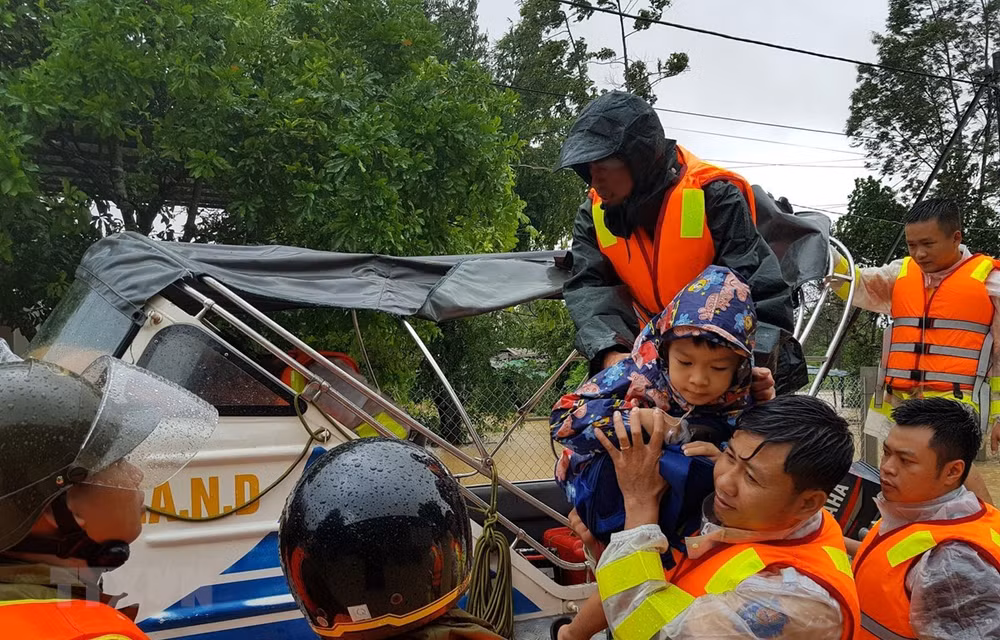 Vietnamitas en el extranjero recaudan fondos para ayudar a población afectada por desastres ảnh 1