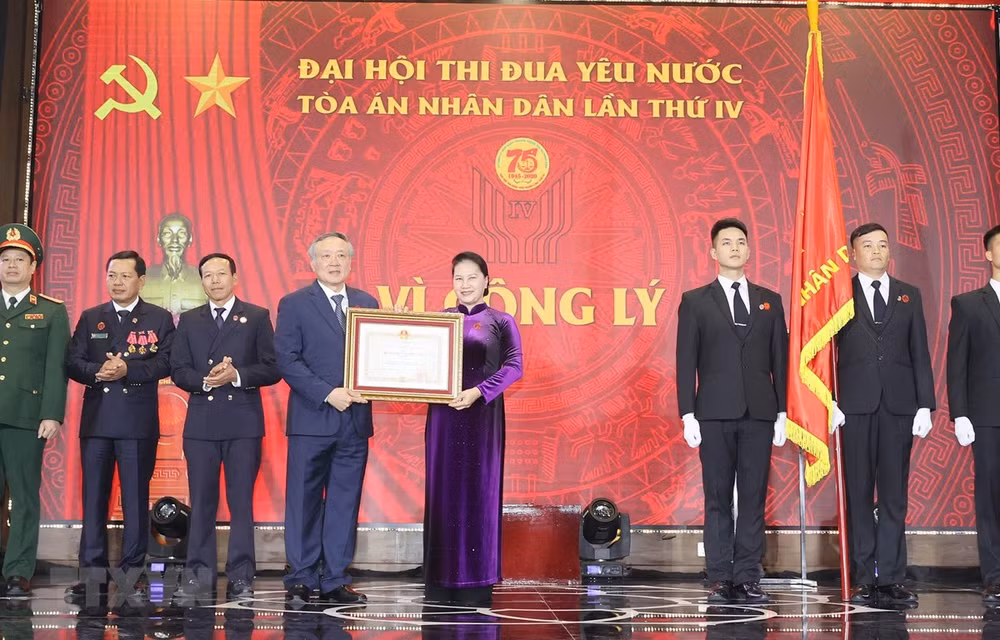 Presidenta del Parlamento vietnamita asiste al IV Congreso de Emulación Patriótica del Tribunal Supremo Popular ảnh 1