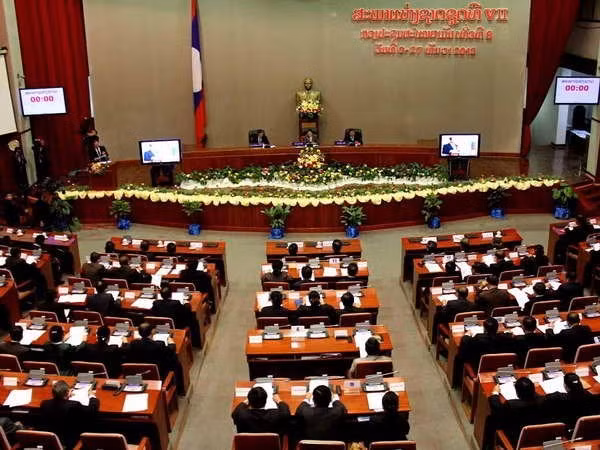 Asamblea Nacional de Laos discute medidas de recuperación económica tras COVID-19 ảnh 1