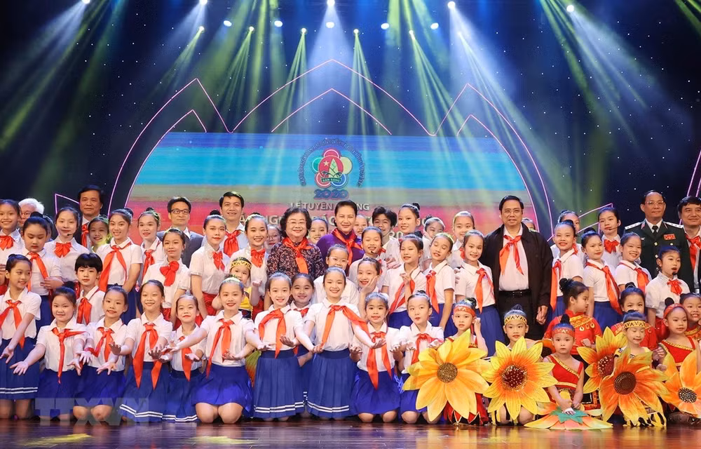 Elogian a alumnos destacados en Vietnam ảnh 1
