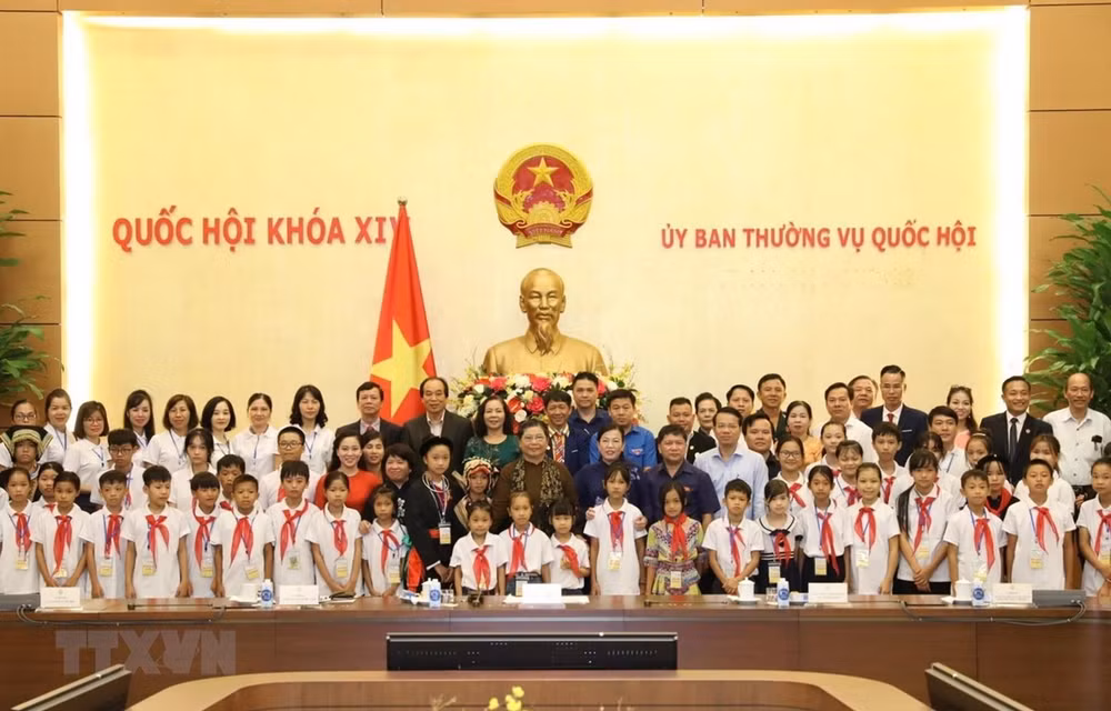 Vicepresidenta del Parlamento vietnamita alienta a niños desfavorecidos para superación de dificultades ảnh 1