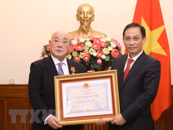 Vietnam otorga Orden de Amistad al asesor especial del primer ministro japonés ảnh 1