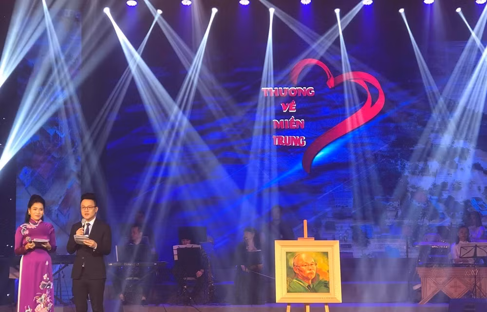 Programa artístico recauda fondo para pobladores afectados por desastres naturales en el centro de Vietnam ảnh 1