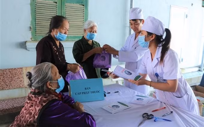 Más de 500 personas de edad avanzada reciben chequeos médicos ảnh 1