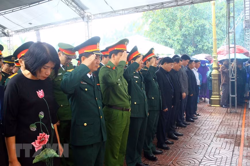 Realizan sepelio de soldados fallecidos en incidente en provincia centrovietnamita ảnh 1