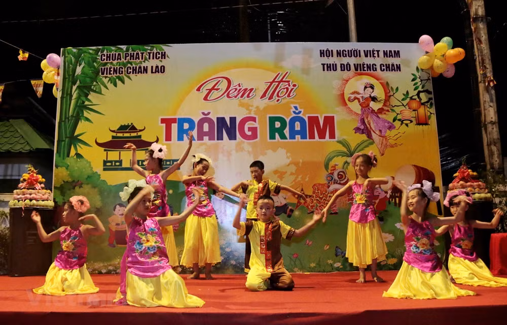Celebran Festival del Medio Otoño para los niños vietnamitas en Laos ảnh 1
