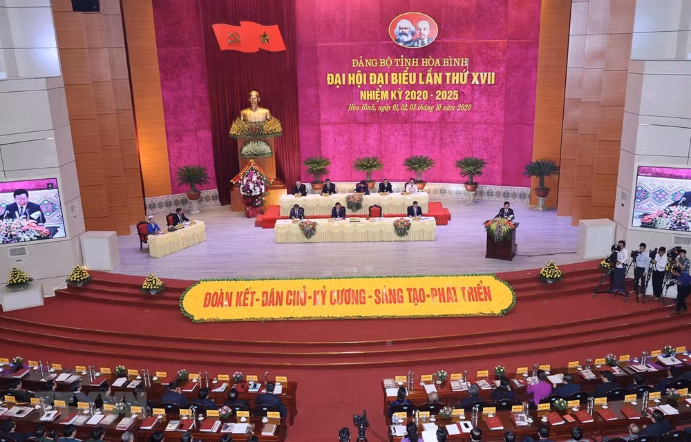 Participa presidenta de Parlamento vietnamita en XVII asamblea partidista provincial de Hoa Binh ảnh 1