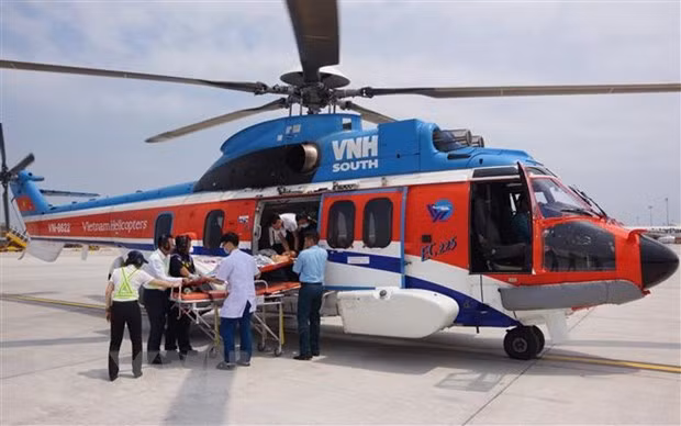 Trasladan enfermo por avión desde archipiélago Truong Sa ảnh 1