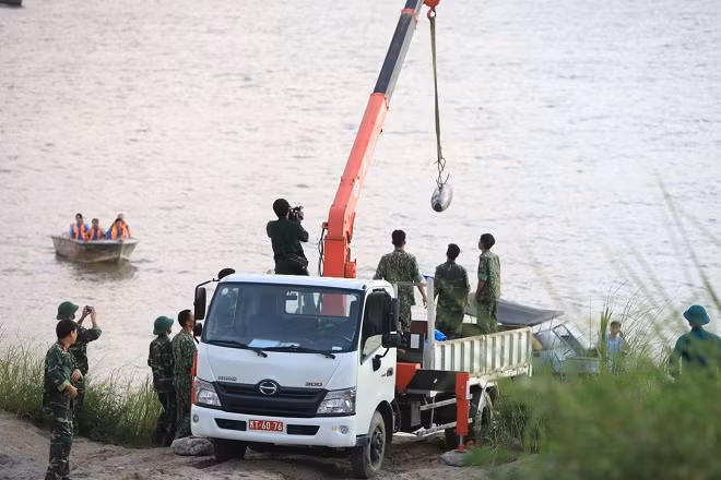 Evacuan bomba remanente de guerra cerca del histórico puente de Long Bien ảnh 1