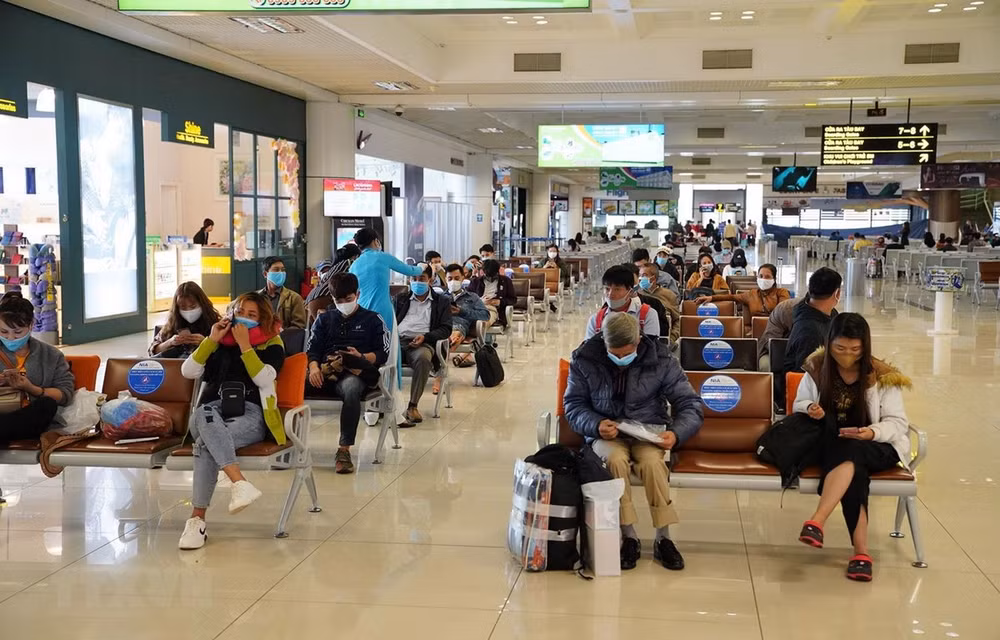 Aeropuerto de Noi Bai restablece por completo transporte de pasajeros nacionales ảnh 1