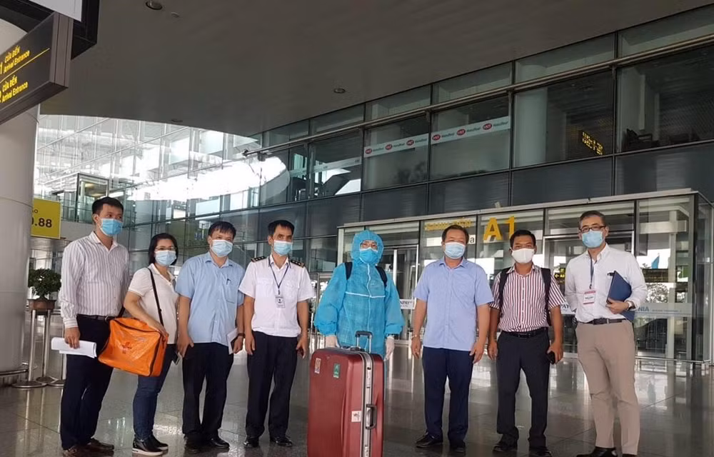 Exhortan a realizar medidas estrictas de cuarentena para expertos extranjeros que entren a Vietnam ảnh 1