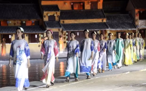 Destacan en Festival Ao Dai de Hoi An valores culturales de Vietnam ảnh 2