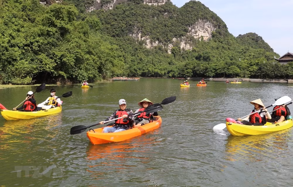 Lanza provincia vietnamita de Ninh Binh servicios turísticos de kayak en Trang An ảnh 1