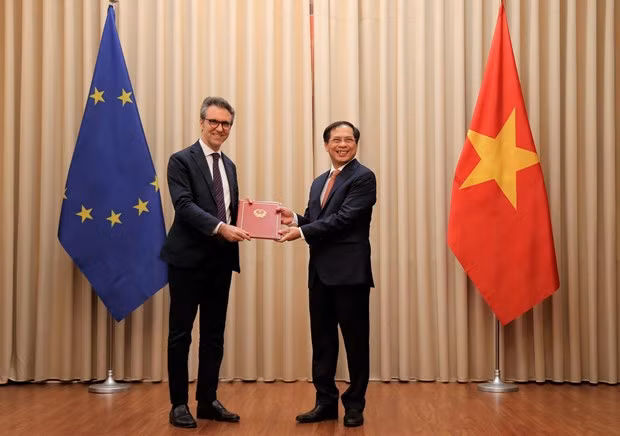 Vietnam entrega a la UE notas diplomáticas sobre ratificación del EVFTA y EVIPA ảnh 1