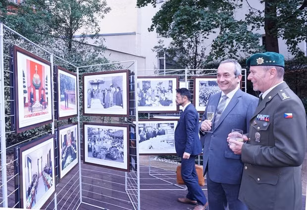 Exposición fotográfica conmemora Día Nacional de Vietnam en Praga ảnh 1