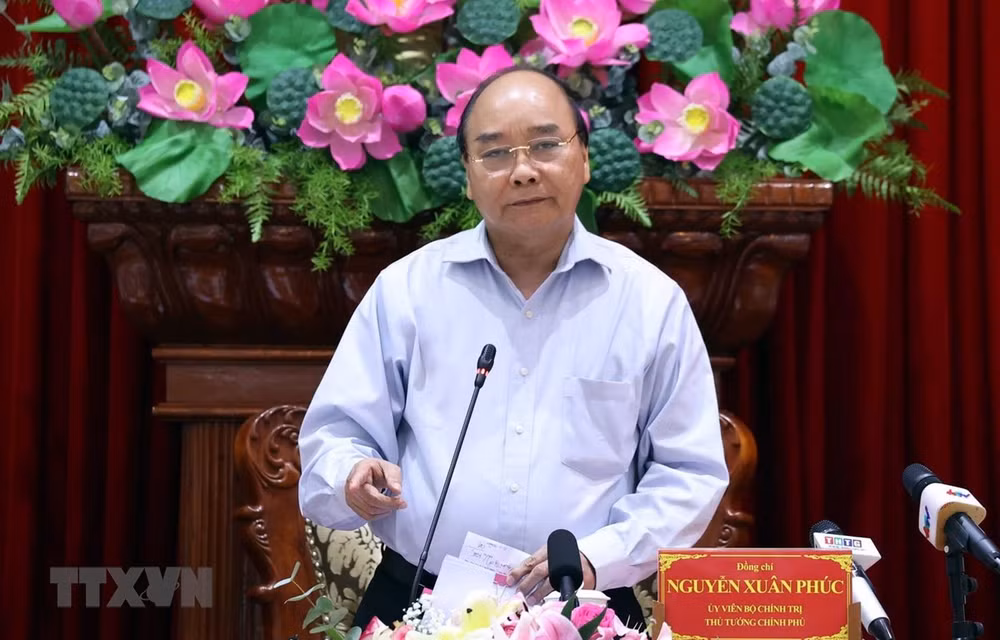 Premier vietnamita pide garantizar suministro de agua a pobladores infectados por sequía y salinización en Delta del Mekong ảnh 1