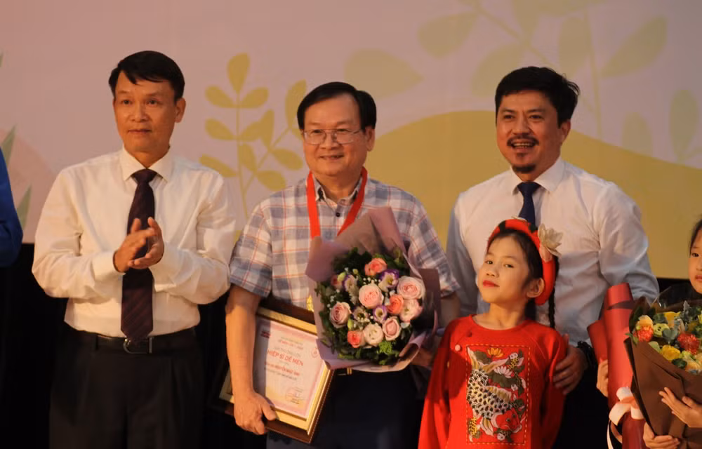 VNA entrega premios artísticos infantiles De Men 2020 ảnh 1