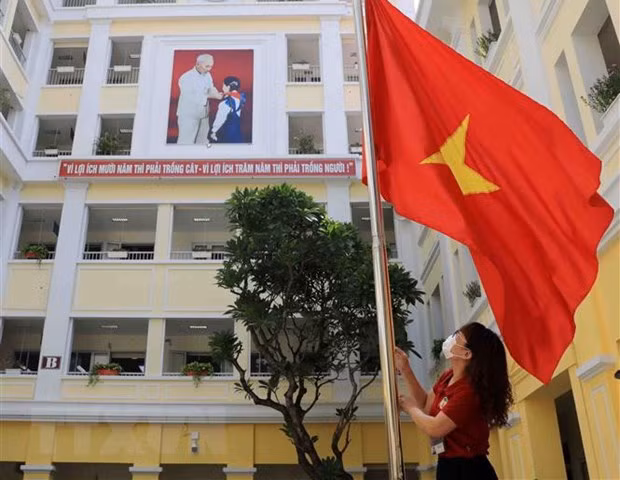 Dirigente vietnamita felicita a estudiantes por nuevo año escolar ảnh 1