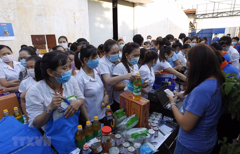 Apoyan a sindicalistas y trabajadores afectados por COVID-19 en provincia vietnamita de Kien Giang ảnh 1 Apoyan a sindicalistas y trabajadores afectados por COVID-19 en provincia vietnamita de Kien Giang ảnh 1