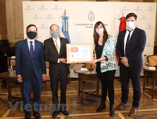 Entregan donación vietnamita de mascarillas al Congreso argentino ảnh 1