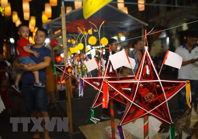 Presentan a niños y turistas los valores culturales del Festival del Medio Otoño ảnh 1