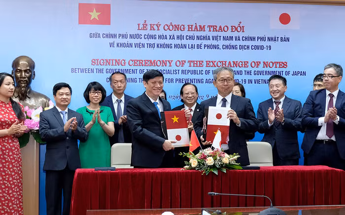 Japón dona casi 17 millones de dólares para la lucha contra COVID-19 en Vietnam ảnh 1