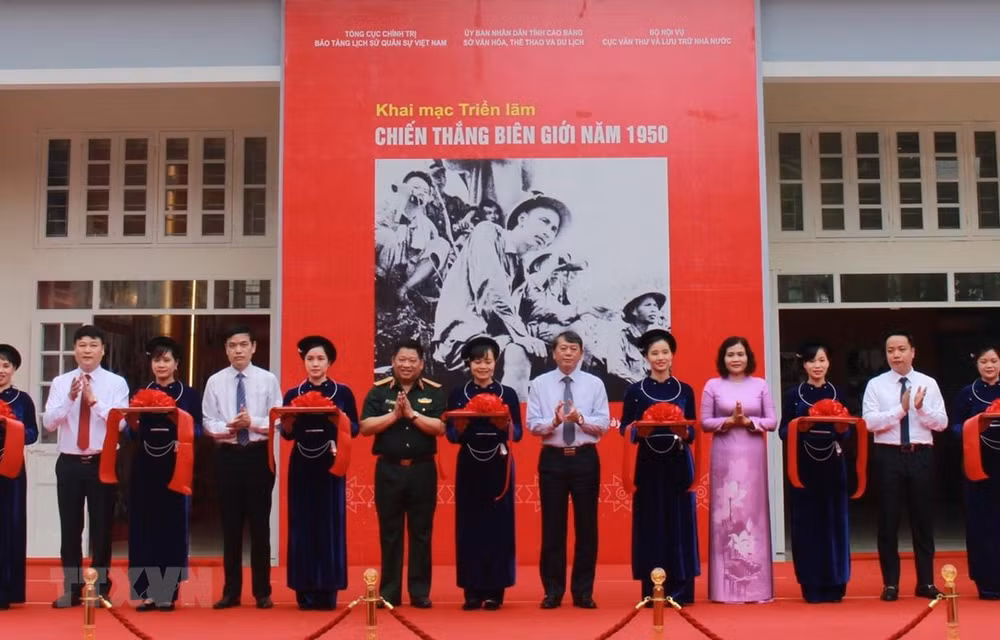 Inauguran exposición sobre Campaña Fronteriza de 1950 en provincia norteña de Cao Bang ảnh 1