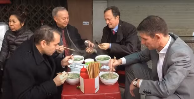 Dirigentes foráneos disfrutan libertad y democracia de Vietnam en sus propias calles ảnh 4