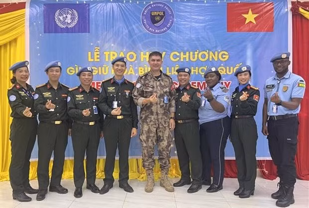UNMISS otorga Medalla de Mantenimiento de la Paz de la ONU a tres policías vietnamitas ảnh 2