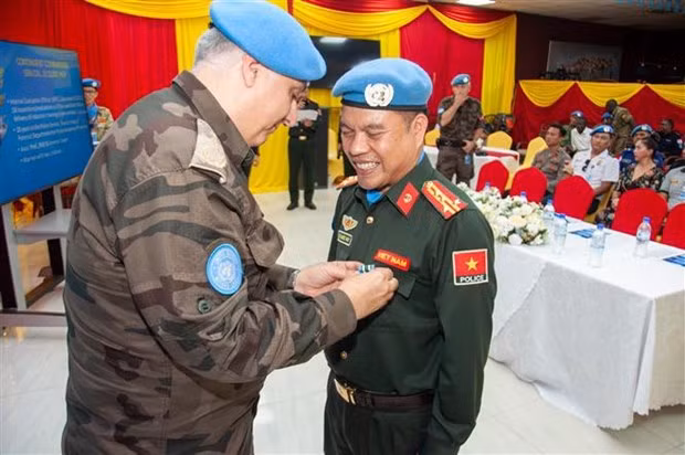 UNMISS otorga Medalla de Mantenimiento de la Paz de la ONU a tres policías vietnamitas ảnh 1