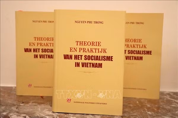 Amigos internacionales aprecian libro del secretario general Nguyen Phu Trong ảnh 1