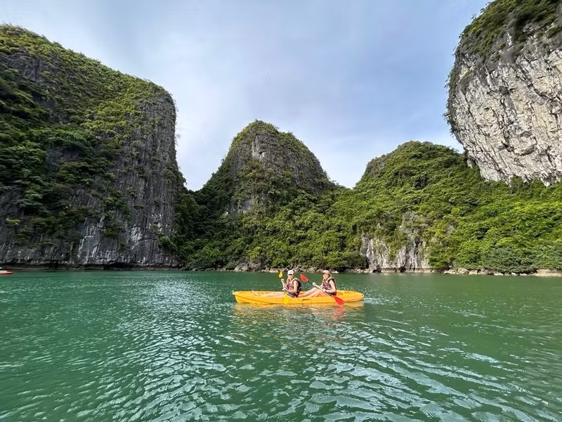 Bahía de Ha Long, destino favorito de turistas españoles ảnh 1