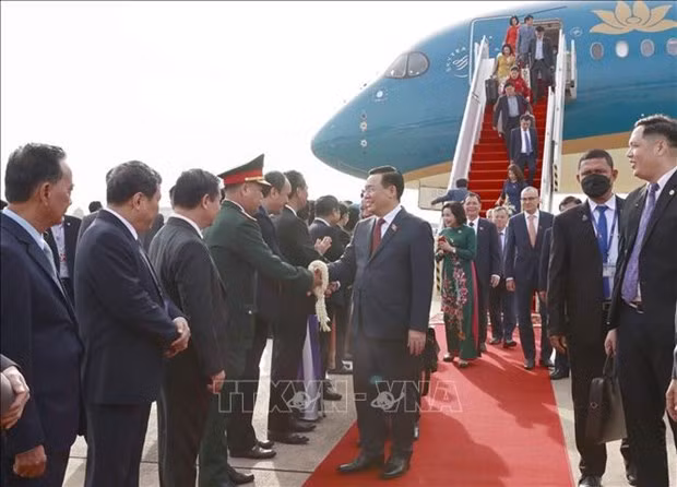 Presidente parlamentario inicia visita oficial a Camboya y asistencia a AIPA-43 ảnh 1