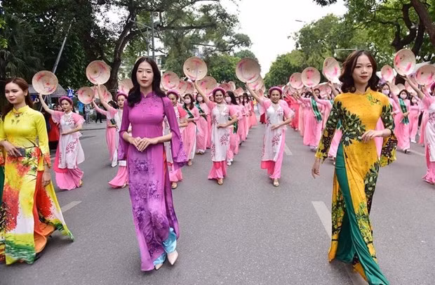 Hanoi estimula el turismo a través del Festival Ao Dai de Turismo de Hanoi 2022 ảnh 1