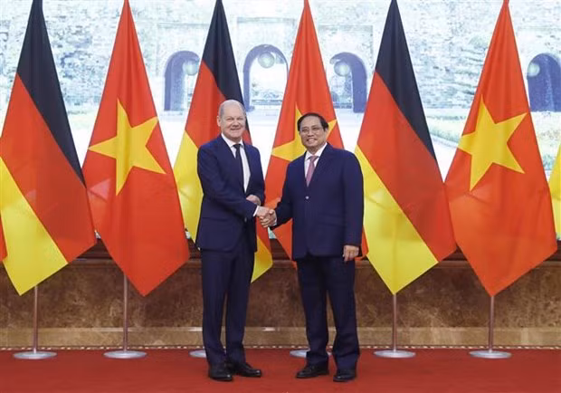Premier vietnamita mantiene conversaciones con el canciller alemán Olaf Scholz ảnh 1