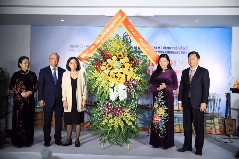 Autoridades de Hanoi se reúnen con delegados de XXII Asamblea del Consejo Mundial de la Paz ảnh 1 Autoridades de Hanoi se reúnen con delegados de XXII Asamblea del Consejo Mundial de la Paz ảnh 1