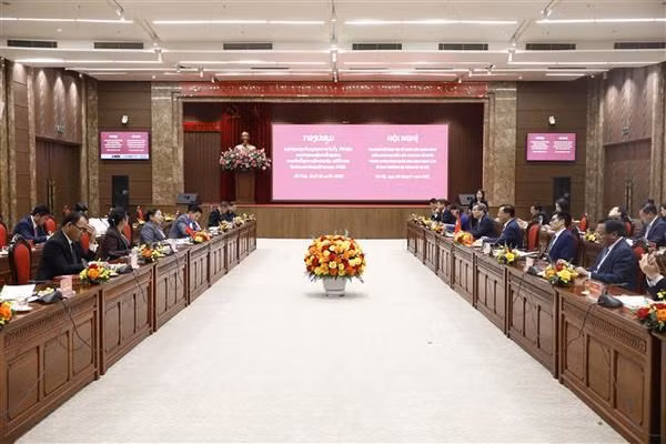 Hanoi comparte experiencia de construcción partidista con Laos ảnh 1
