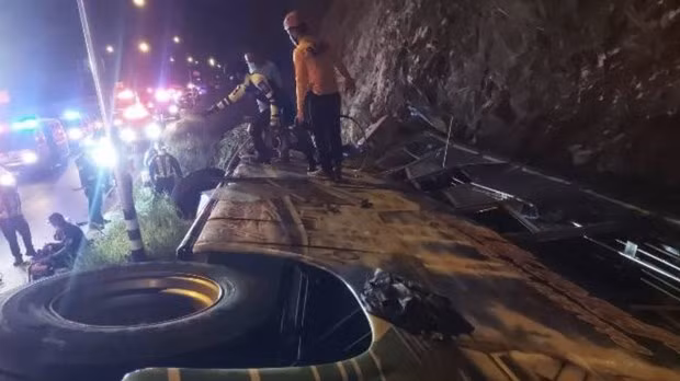 Tailandia: Accidente de autobús deja al menos tres muertos y decenas de heridos ảnh 1