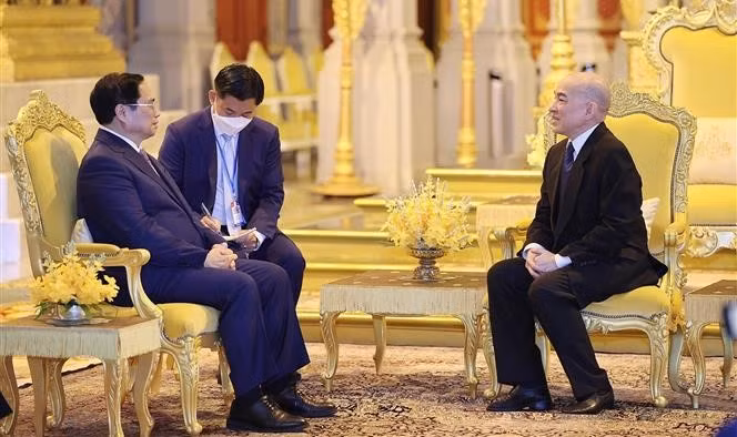 Premier vietnamita realiza visita de cortesía al rey camboyano ảnh 1