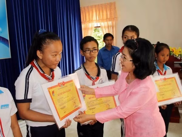 Entregan becas a estudiantes pobres en Thai Nguyen ảnh 1