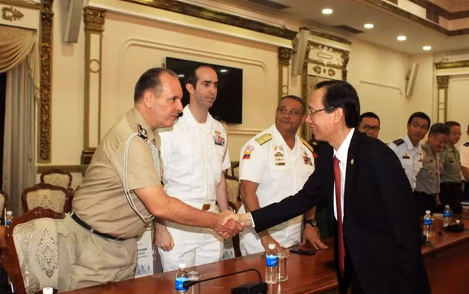 Dirigente de Ciudad Ho Chi Minh recibe a agregados militares extranjeros en Vietnam ảnh 1