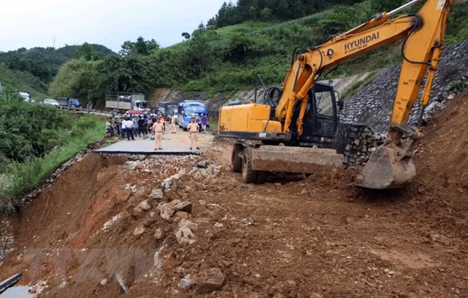 Vicepremier vietnamita recorre zonas afectadas por intensas lluvias e inundaciones ảnh 1