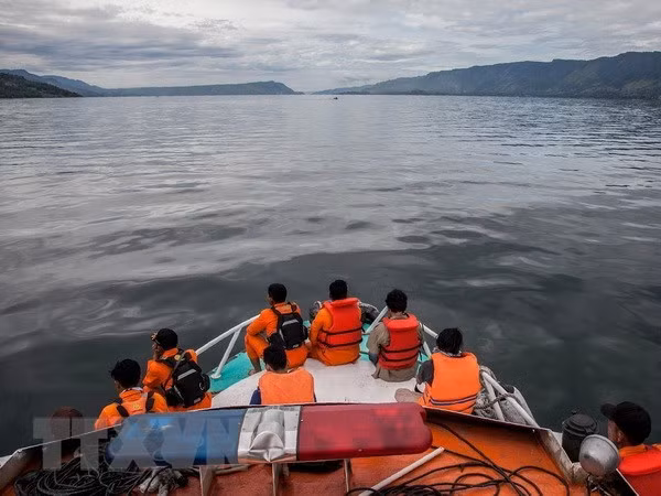 Indonesia aplica tecnología avanzada para buscar víctimas de naufragio en lago Toba ảnh 1